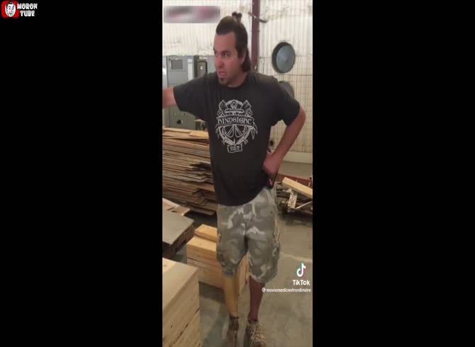 Video :His foot is rotten, but he still doesn't go to the doctor!